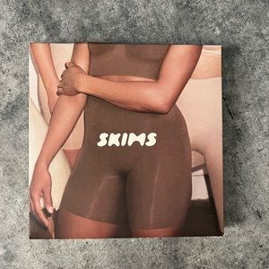 SKIMS SCULPTING SHORT MID THIGH W/ OPEN GUSSET